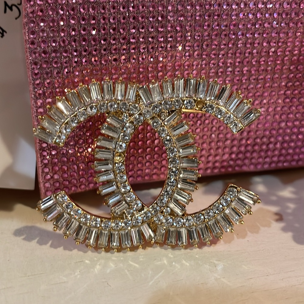 💎Bold large New Gold bling brooch - Picture 1 of 3